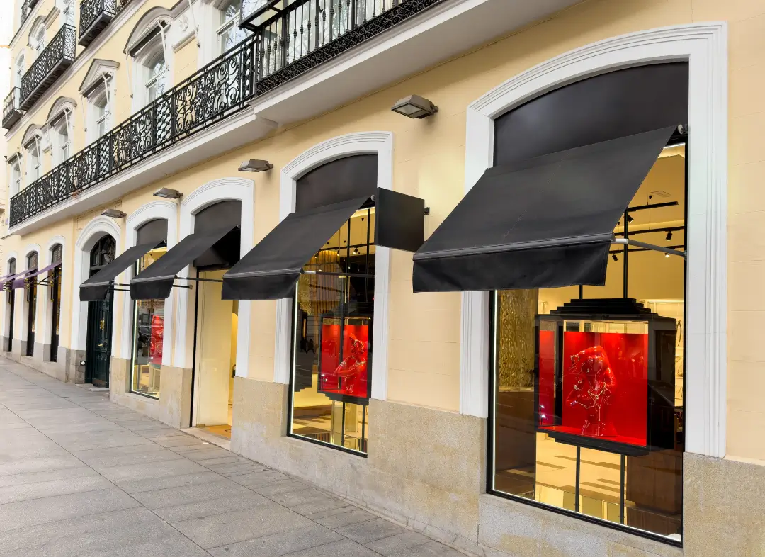 Façade vitrine de magasin en aluminium sur mesure à Fabrègues